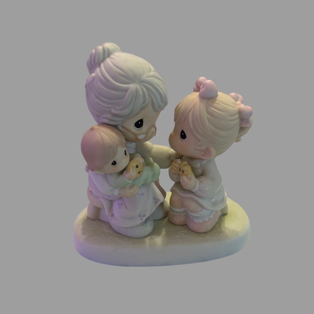Adorable Precious Moments “Everybody’s Grandmother” Pastel Figurine